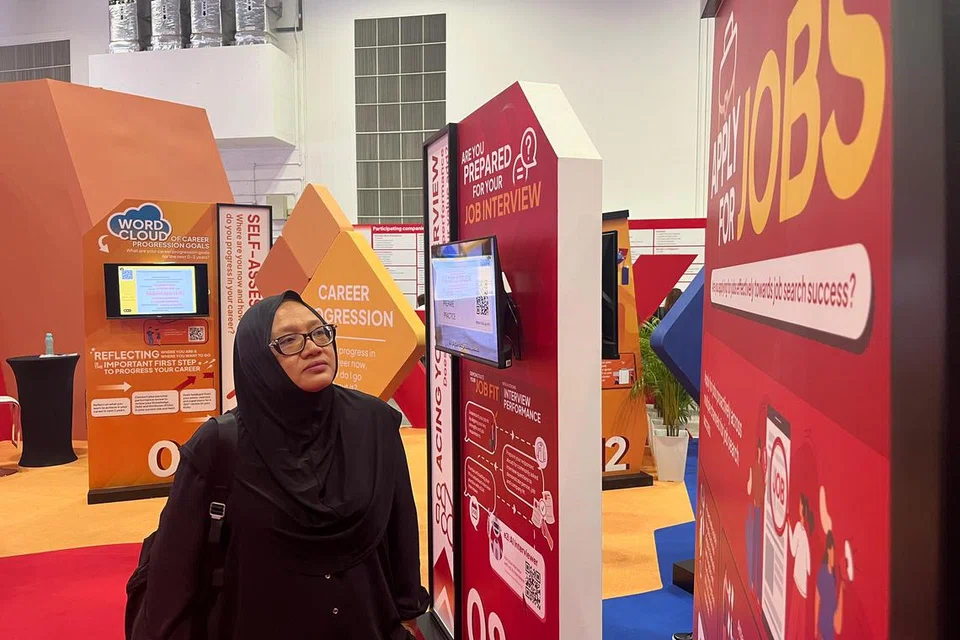 Dengan pengalaman bekerja lebih 20 tahun dalam pengurusan pejabat, Cik Ismilina Mohd Ismail, mengunjungi Pesta Kerjaya Kongres Kesatuan Sekerja Kebangsaan (NTUC) untuk mencari peluang pekerjaan baru selepas tiga bulan menganggur.