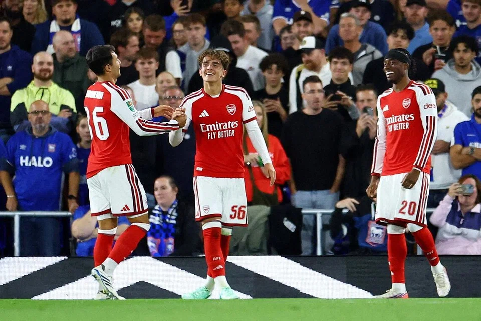 Pemain Arsenal, Max Dowman (tengah) meraikan gol ketiga jaringanya bersama Noni Madueke (kanan) dan Martin Zubimendi dalam perlawanan pusingan ketiga Piala Carabao menentang Ipswich Town, di Stadium Portman Road, pada 15 September.