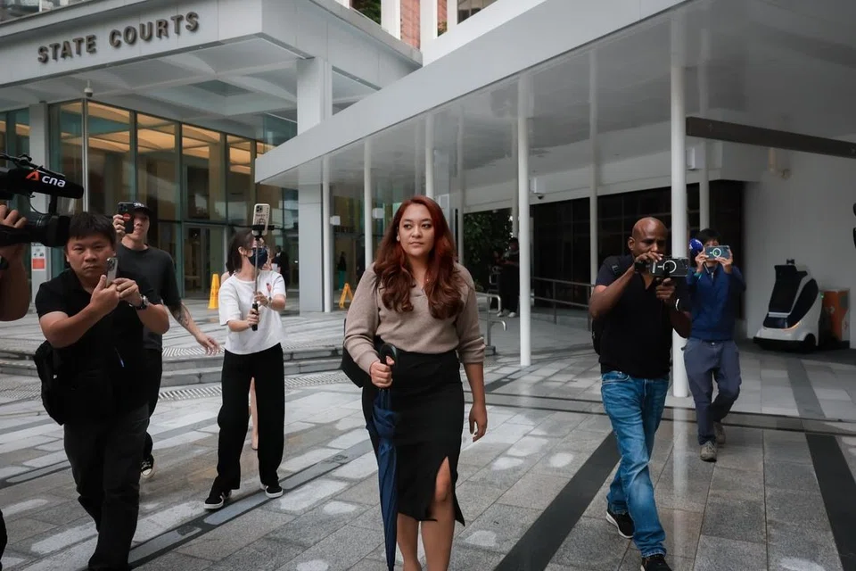 Mantan Anggota Parlimen (AP) GRC Sengkang, daripada Parti Pekerja (WP), Cik Raeesah Khan (tengah), meninggalkan Mahkamah Negara pada 14 Oktober 2024.
