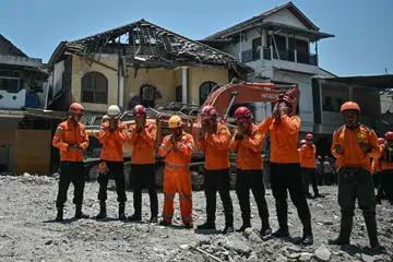 Anggota pasukan penyelamat daripada Agensi Mencari dan Menyelamat Nasional (BASARNAS) berdoa selepas upacara penutupan menandakan tamatnya operasi pembersihan runtuhan dan pencarian mangsa di tapak runtuhan Pondok Pesantren Al Khoziny di Sidoarjo, Jawa Timur, pada 7 Oktober 2025, selepas sembilan hari operasi berterusan yang menemukan 67 mangsa terkorban, termasuk lapan bahagian tubuh, menurut BASARNAS.