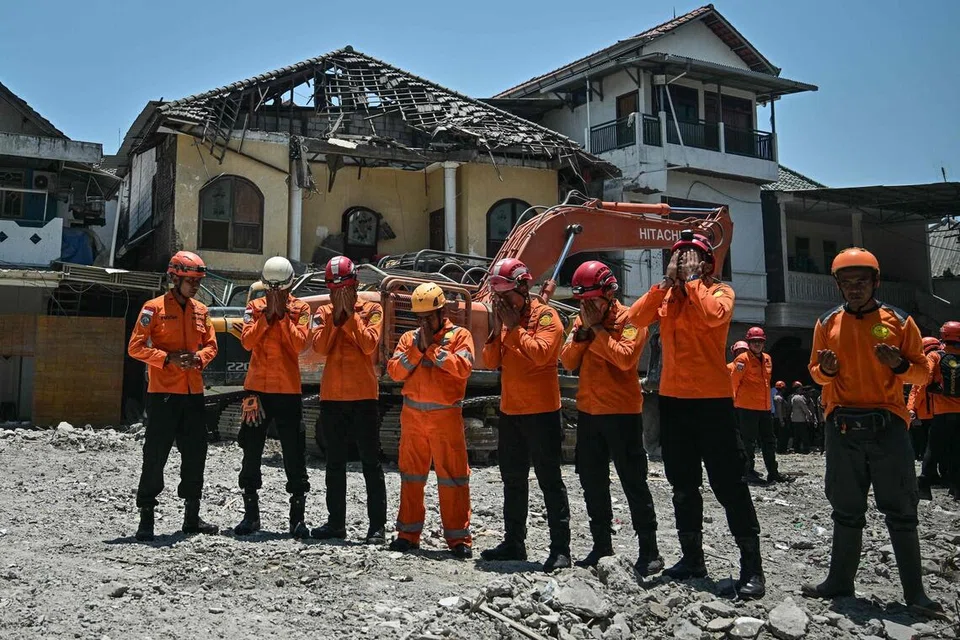 Anggota pasukan penyelamat daripada Agensi Mencari dan Menyelamat Nasional (BASARNAS) berdoa selepas upacara penutupan menandakan tamatnya operasi pembersihan runtuhan dan pencarian mangsa di tapak runtuhan Pondok Pesantren Al Khoziny di Sidoarjo, Jawa Timur, pada 7 Oktober 2025, selepas sembilan hari operasi berterusan yang menemukan 67 mangsa terkorban, termasuk lapan bahagian tubuh, menurut BASARNAS.