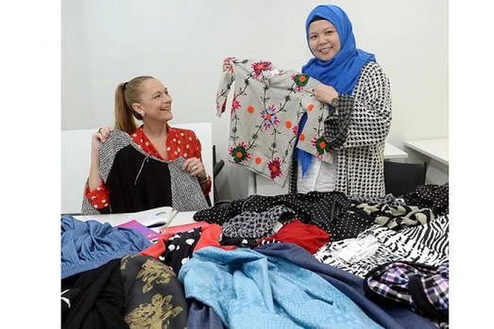 MEMPERLUASKAN PERNIAGAAN: Cik Aisha Aziz (kanan) banyak dibantu konsultannya, Cik Isabel Scherer, Pengarah Urusan Keyston Business Consulting, dalam membangunkan dan mengembangkan perniagaannya, termasuk dalam penggunaan e-dagangan. - Foto TAUFIK A. KADER