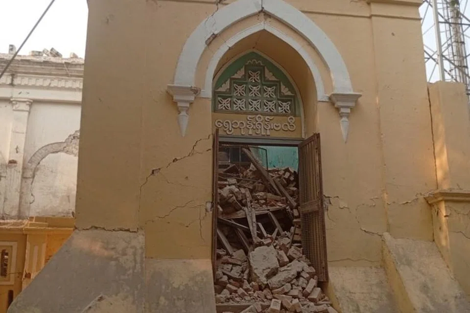 Masjid Shwe Bhone Shein di tengah bandar Mandalay menjadi musnah apabila sebahagian strukturnya runtuh dalam gempa bumi pada 28 Mac, mengakibatkan jemaah yang sedang bersolat Jumaat terperangkap di bawah timbunan runtuhan.