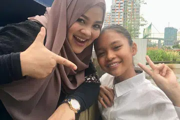 SAMA-SAMA MINAT LAGU TRADISIONAL: Diana Nazyra yang nama sebenarnya Nordiana Akhbar Ali (kiri), memilih berduet dengan Putri Emily Joehaidi, naib juara Juara Mic Junior (JMJ) terbitan saluran Suria tahun lalu kerana berasakan antara mereka ada keserasian kerana sama-sama meminati lagu Melayu tradisional. - Foto BM oleh HANIM MOHD SALEH