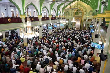Jemaah memenuhi ruang solat di Masjid Sultan bagi solat Hari Raya.