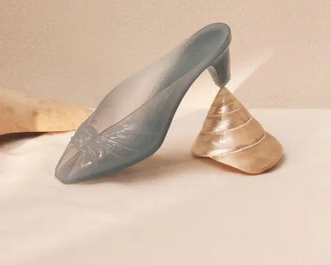 Kasut jeli, ‘Chloe Jelly Mule’, digelar sebagai kasut paling kontroversi buat masa ini disebabkan bahan yang digunakan dan harganya yang tinggi.