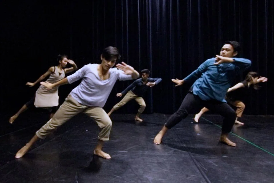 TEROKA TARIAN KONTEMPORARI MELAYU: Pengarah artistik dan pereka tari, Norhaizad Adam (depan, kiri) mahu menerokai gerakan unik dalam tarian kontemporari berasaskan tarian Melayu menerusi Belon, pada Sabtu dan Ahad depan.