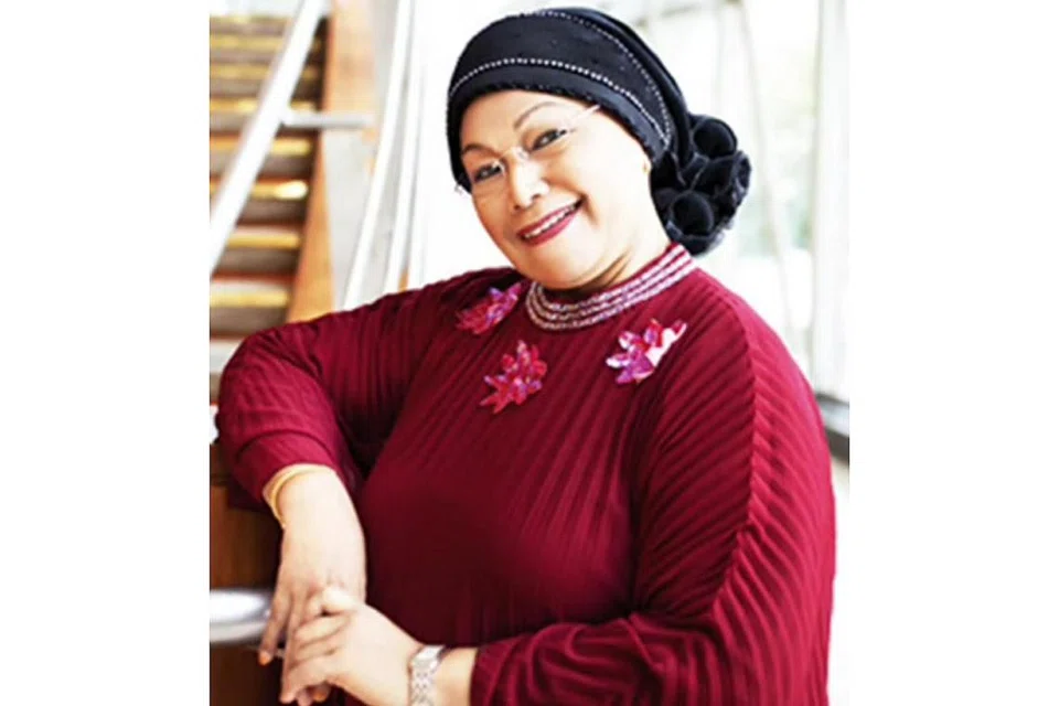 PELUANG MENDIDIK: Penyanyi veteran, Datin Paduka Julie Sudiro, bersyukur dikurniakan kesihatan yang baik dan masih berupaya mengajar anak murid mengaji Al-Quran. - Foto ihsan JULIE SUDIRO