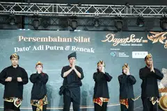 Persembahan silat oleh bintang filem, ‘Mat Kilau’, Datuk Adi Putra (tiga dari kiri), diiringi bersama kumpulan Rencak semasa sesi pelancaran DayaSeni  di Wisma Geylang Serai (WGS) pada 25 April.