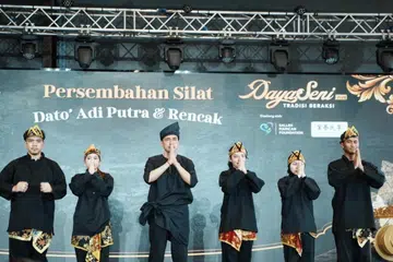Persembahan silat oleh bintang filem, ‘Mat Kilau’, Datuk Adi Putra (tiga dari kiri), diiringi bersama kumpulan Rencak semasa sesi pelancaran DayaSeni  di Wisma Geylang Serai (WGS) pada 25 April.