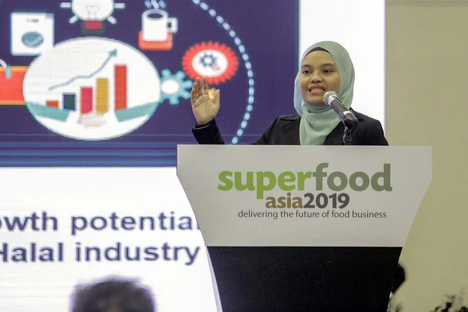 PERMINTAAN PRODUK HALAL MENINGKAT: Ada beberapa trend dunia halal utama yang semakin ketara dan membuka peluang niaga buat syarikat, kata CEO Warees Halal Limited, Cik Dewi Hartaty Suratty. Beliau berkata demikian semasa menjelaskan trend utama yang mendorong permintaan halal di dalam dan luar negara dalam ceramahnya sempena acara dagangan 'Superfood Asia 2019'. Pameran itu diadakan di Pusat Konvensyen dan Expo Sands, Marina Bay Sands, baru-baru ini. - Foto BM oleh IQBAL FAIZAL