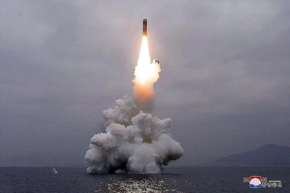 UJIAN ADA MAKNA: Foto yang diterbitkan Agensi Berita Utama Korea Utara (KCNA) menunjukkan ujian peluru berpandu yang dilepaskan dari laut di Teluk Wonsan di timur laut Korea pada awal bulan ini (atas). - Foto AFP 