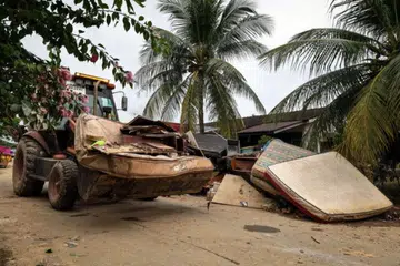 Mangsa banjir di Taman Tabung Haji, Jitra, Kedah, mula membersihkan kediaman sebaik banjir surut, termasuk menggunakan khidmat jentolak untuk mengeluarkan barangan yang rosak akibat bencana itu.