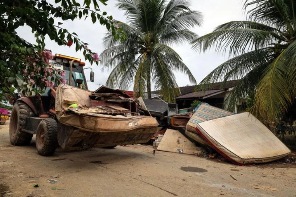 Mangsa banjir di Taman Tabung Haji, Jitra, Kedah, mula membersihkan kediaman sebaik banjir surut, termasuk menggunakan khidmat jentolak untuk mengeluarkan barangan yang rosak akibat bencana itu.