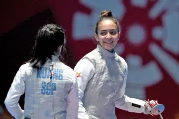 MENYERLAH: Anggota pasukan lawan pedang Berthier Amita (kanan) meraikan kejayaan pingat gangsa dengan rakannya Melanie Huang. - Foto SPORTSG