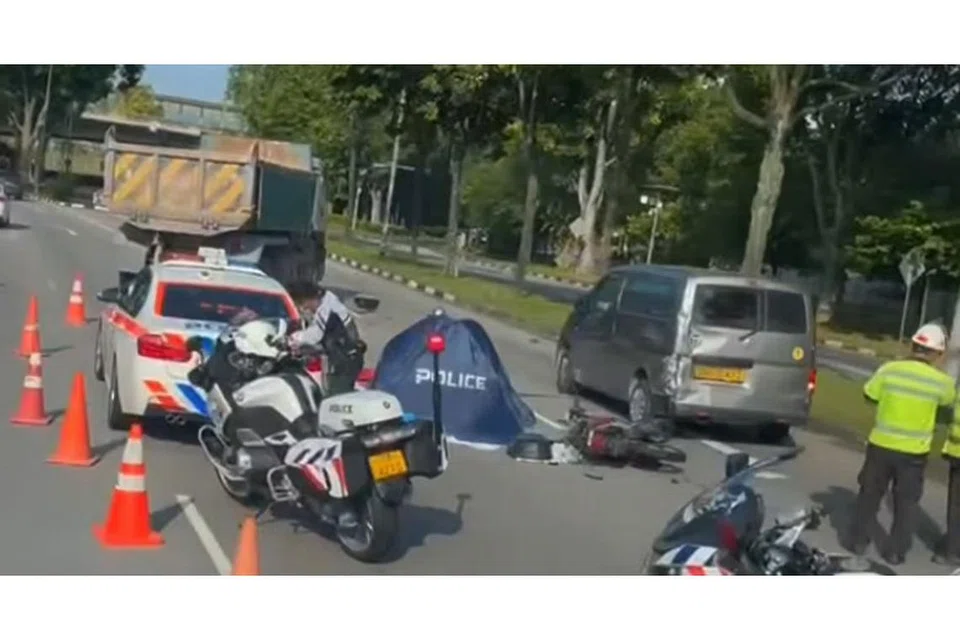 PEMBONCENG TERKORBAN: Video menunjukkan motosikal, van dan lori terbabit berada di dua lorong kanan, dengan beberapa pegawai polis dan sebuah ambulans di tempat kejadian, sementara mayat mangsa ditutup dengan khemah polis. - Foto SG ROAD VIGILANTE /FACEBOOK
