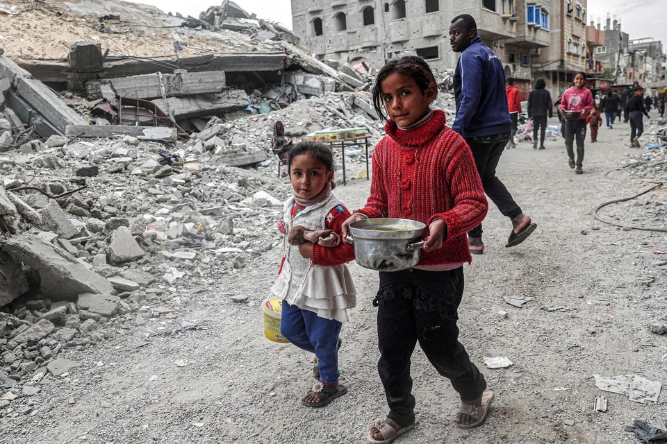 Pusat pengagihan makanan di Rafah dikunjungi ramai penduduk, termasuk kanak-kanak yang datang dengan berjalan kaki untuk mengambil makanan buat berbuka puasa.