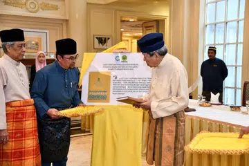 PERKENAN RASMI: Sultan Selangor, Sultan Sharafuddin Idris Shah (kanan), berkenan merasmikan Buku Garis Panduan Pengurusan Kewangan, Perolehan dan Aset Masjid dan Surau Negeri Selangor Tahun 2023 di Istana Alam Shah, Selangor, pada 7 Disember 2023. 