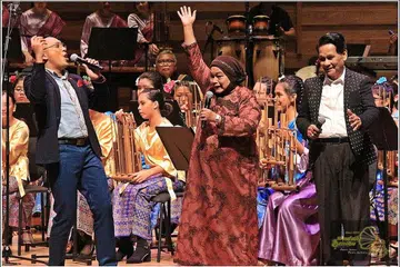 NOSTALGIA MENCERIAKAN: (Dari kiri) Rudy Djoharnaen, Datin Paduka Julie Sudiro dan R. Ismail menyemarakkan Konsert Gurindam Jiwa di Dewan Konsert Sekolah Seni Singapura (Sota), Sabtu lalu, sebagai penghormatan kepada sumbangan komposer legenda, Allahyarham Wandly Yazid. Mereka diiringi orkestra angklung dari tiga sekolah. - Foto ihsan UKHTI AMINAH