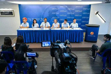 Ketua Parti Pekerja (WP), Encik Pritam Singh (tiga dari kiri) dan Cik Sylvia Lim (empat dari kiri) selaku pengerusi, memperkenalkan muka baru (dari kanan) Dr Ong Lue Ping, Encik Andre Low Wu Yang, Cik Alexis Dang Pei Yuan dan Encik Jimmy Tan.
