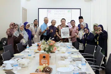 DIHARGAI MASJID: Mantan Pengurus Kanan di Kelab Masyarakat Bukit Batok, Encik Lim Siong (berbaju batik), bergambar bersama Pengerusi Eksekutif Masjid Ar-Raudhah, Ustaz Mohamed Ali Atan (bersongkok hitam), dan ahli pentadbir serta warga kerja Masjid Ar-Raudhah dalam majlis penghargaan ‘Farewell Breakfast’ yang berlangsung pada 8 November lalu di Masjid Ar-Raudhah. 