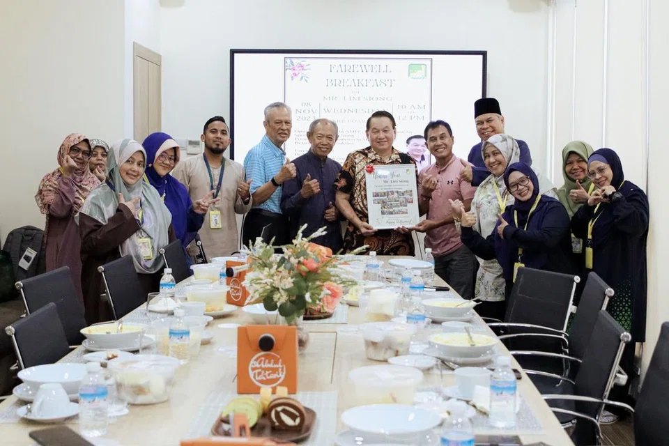 DIHARGAI MASJID: Mantan Pengurus Kanan di Kelab Masyarakat Bukit Batok, Encik Lim Siong (berbaju batik), bergambar bersama Pengerusi Eksekutif Masjid Ar-Raudhah, Ustaz Mohamed Ali Atan (bersongkok hitam), dan ahli pentadbir serta warga kerja Masjid Ar-Raudhah dalam majlis penghargaan ‘Farewell Breakfast’ yang berlangsung pada 8 November lalu di Masjid Ar-Raudhah. 