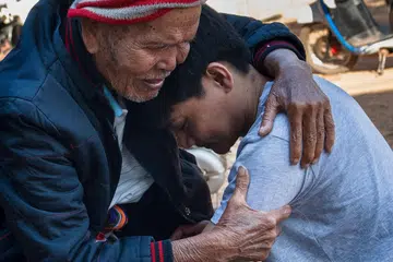Pekerja ladang asal Thailand ,Encik Watchara Sriaoun, (kanan) mendakap datuknya, Encik Sompong Sriaoun, sejurus pulang ke pangkuan keluarganya di wilayah Udon Thani pada 9 Februari 2025.