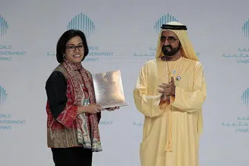 PENGHARGAAN TINGGI: Perdana Menteri Amiriah Arab Bersatu (UAE), Shaikh Mohammad Rashid Al Maktoum, bersama Cik Sri Mulyani Indrawati, semasa majlis penyampaian anugerah Menteri Terbaik di dunia dalam Sidang Kemuncak Pemerintah Sedunia Keenam di Dubai. - Foto REUTERS