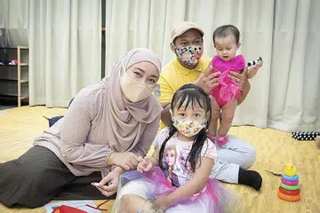 LUANGKAN MASA BERMUTU DENGAN ANAK: Cik Roziana Ramli, bersama suaminya, Encik Nik Muhammad Nasrullah Samsudin, dengan dua anak mereka, Nik Nurquraisyah Damia, tiga tahun, dan Nik Nurraina Delisyah, sembilan bulan, semasa acara KidSTART di Pusat Seni Aliwal semalam.