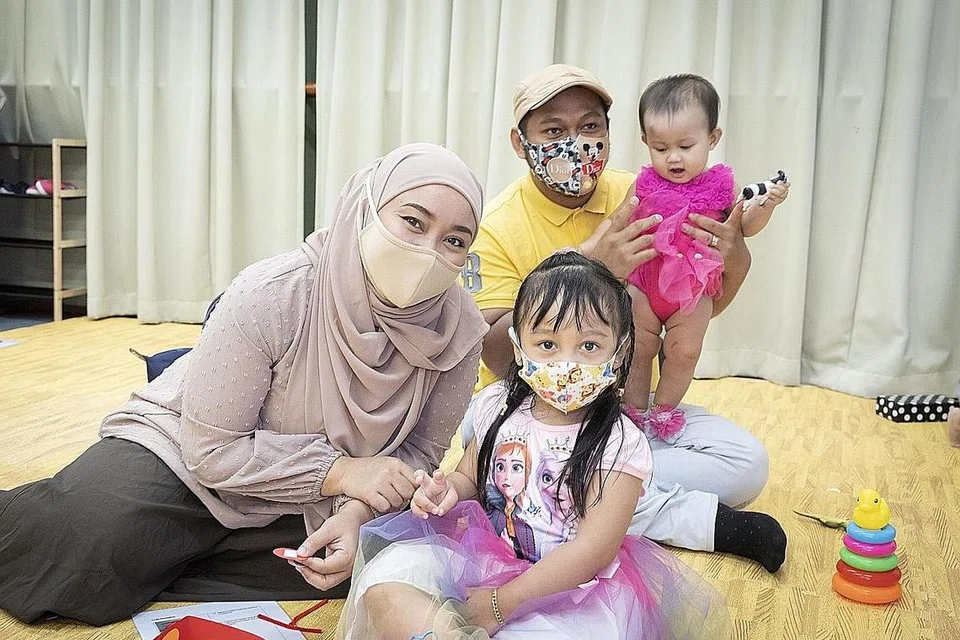 LUANGKAN MASA BERMUTU DENGAN ANAK: Cik Roziana Ramli, bersama suaminya, Encik Nik Muhammad Nasrullah Samsudin, dengan dua anak mereka, Nik Nurquraisyah Damia, tiga tahun, dan Nik Nurraina Delisyah, sembilan bulan, semasa acara KidSTART di Pusat Seni Aliwal semalam.