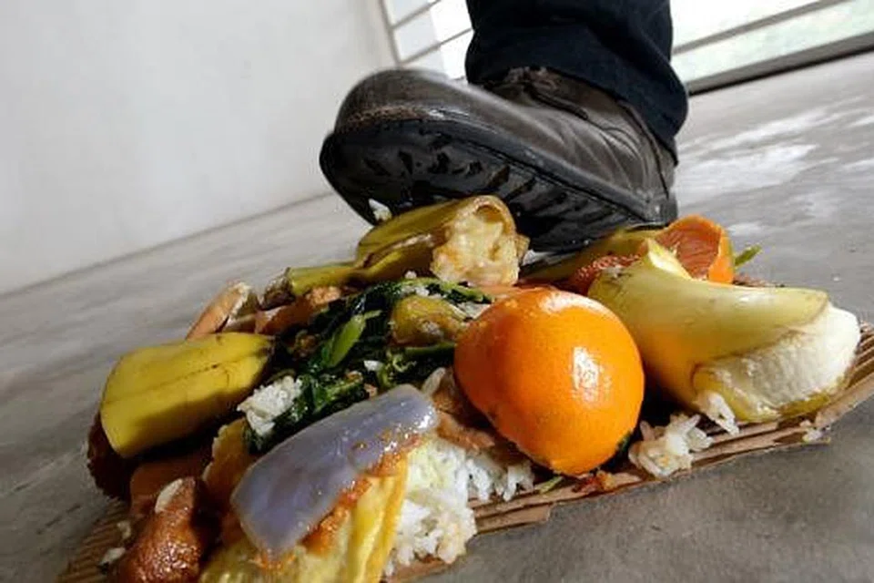 PERANGI PEMBAZIRAN: Perkenalkan konsep pengambilan makanan secara sederhana dan bertanggungjawab kerana ia satu cara mudah mencegah sumber semula jadi daripada pupus dalam pengeluaran makanan. - Foto hiasan THE NEW PAPER