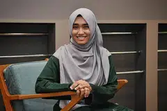 MENGAJAR IKUT PEREDARAN MASA: Dengan menerapkan alat-alat teknologi, Cik Mardhiah berkata para pelajarnya lebih berminat untuk melibatkan diri secara aktif dan dapat memahami apa yang diajar dengan lebih mendalam. - Foto BH oleh KHALID BABA