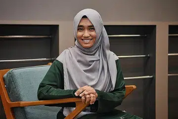 MENGAJAR IKUT PEREDARAN MASA: Dengan menerapkan alat-alat teknologi, Cik Mardhiah berkata para pelajarnya lebih berminat untuk melibatkan diri secara aktif dan dapat memahami apa yang diajar dengan lebih mendalam. - Foto BH oleh KHALID BABA