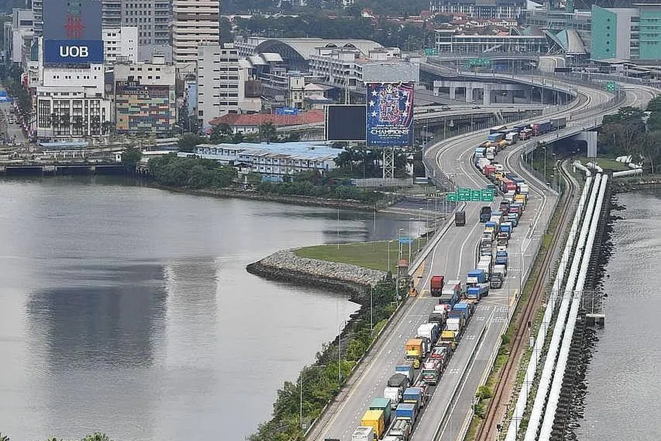'PASPORT VAKSIN': Menteri Besar Johor, Datuk Hasni Mohammad berkata, individu yang telah diberi vaksin harus diberi beberapa bentuk faedah melibatkan sempadan di bawah norma baru. - Foto fail