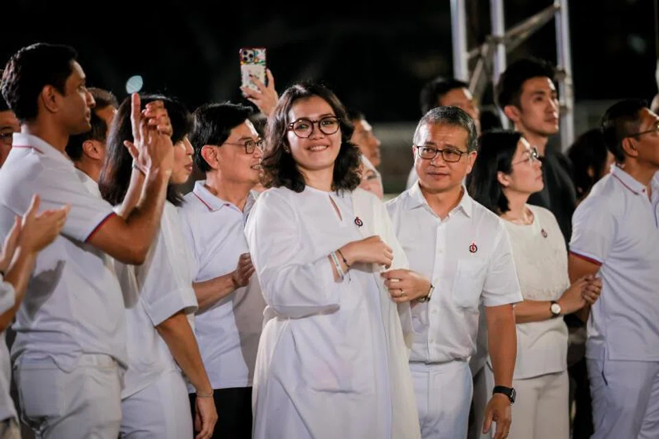 Sebelum menyertai politik dengan bertanding dalam Pilihan Raya Umum 2025, Cik Hazlina Abdul Halim (tengah) merupakan wartawan dan pembaca berita selain pernah menyandang jawatan Presiden pertubuhan Melayu/Islam, PPIS.