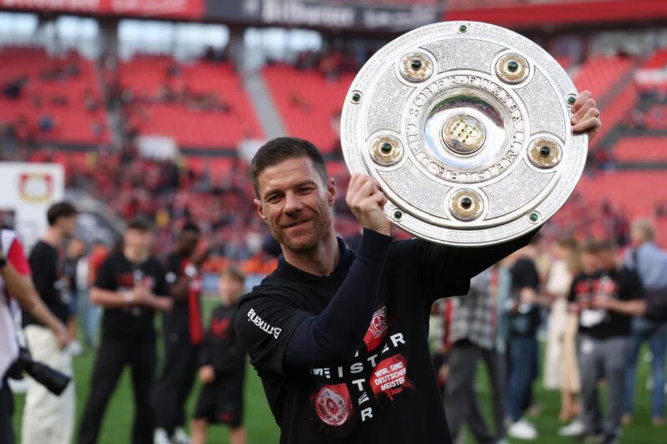 Bayern Leverkusen pimpinan Xabi Alonso juarai liga Jerman, Bundesliga — trofi kemenangan pertama mereka dalam 30 tahun — pada musim yang bersejarah tanpa dikalahkan.