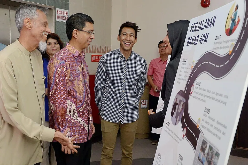 IDEALISME BERBANDING REALITI: Encik Nassar (tengah) mengharungi pelbagai cabaran demi merealisasikan visinya buat 4PM.