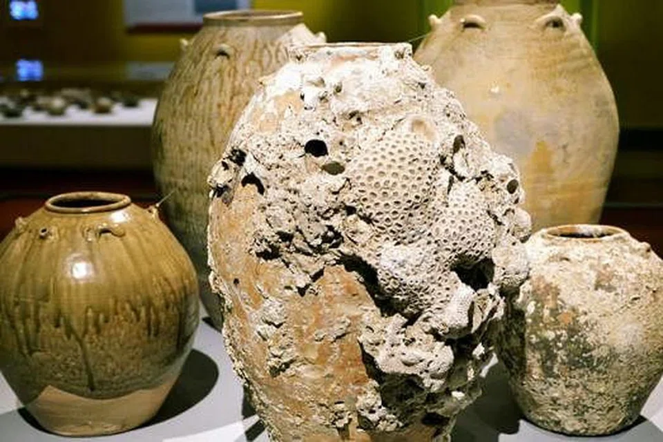  BERSEJARAH: Balang-balang ini ditemui dari bangkai kapal Tang. Ia merupakan tembikar batu dan telah dihasilkan di China pada awal abad kesembilan. 