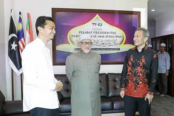 PERERAT HUBUNGAN: Dr Balakrishnan bertemu dengan presiden PAS, Encik Abdul Hadi Awang, semasa berada di Kuala Terengganu. Kata Dr Balakrishnan, adalah penting bagi Singapura dan PAS saling mengenali satu sama lain. - Foto MFA