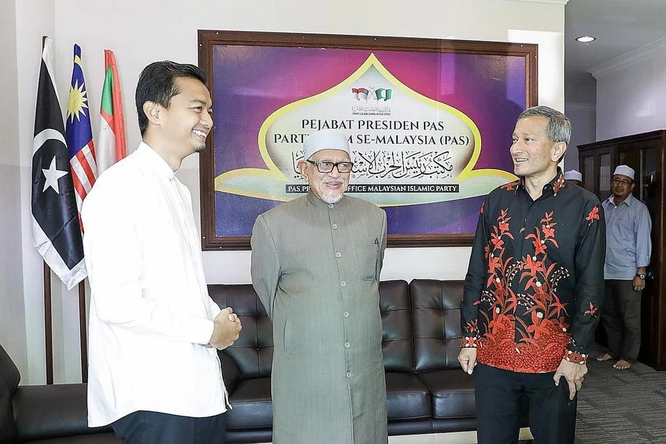 PERERAT HUBUNGAN: Dr Balakrishnan bertemu dengan presiden PAS, Encik Abdul Hadi Awang, semasa berada di Kuala Terengganu. Kata Dr Balakrishnan, adalah penting bagi Singapura dan PAS saling mengenali satu sama lain. - Foto MFA