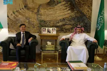 HUBUNGAN ERAT: Timbalan Menteri Luar Arab Saudi, Encik Waleed Al-Khuraiji (kanan) mengucapkan selamat tinggal kepada Duta Singapura yang tamat tempoh perkhidmatan ke negara itu, Encik Wong Chow Ming,  dalam pertemuan di Riyadh pada Khamis.