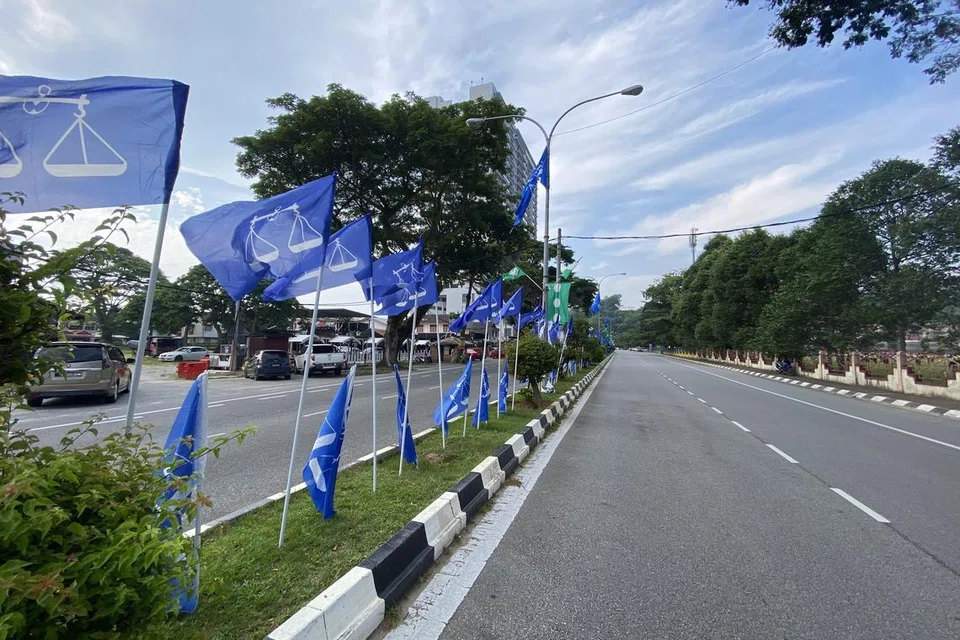 PERTEMBUNGAN DUA GERGASI: Bendera, poster dan sepanduk BN dan PAS mula dipacak di tempat-tempat strategik di sekitar pusat bandar Kuala Terengganu sebagai menggambarkan kehangatan PRN15 yang bakal berlangsung pada 12 Ogos. BN akan mengetuai cabaran Kerajaan Perpaduan PH-BH dalam PRN di Terengganu kali ini, manakala PAS akan mewakili gabungan Perikatan Nasional (PN), yang turut termasuk Bersatu dan Gerakan.
