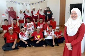 PENDIDIKAN PERLU BERMULA AWAL: Cik Faraliza Zainal (kanan) yang bergambar bersama para pelajarnya dari My Islamic Journey Education Hub berharap pendidikan dan pendedahan mengenai golongan keperluan khas dapat dimulakan di peringkat sekolah lagi. - Foto TAUFIK A. KADER