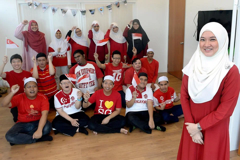 PENDIDIKAN PERLU BERMULA AWAL: Cik Faraliza Zainal (kanan) yang bergambar bersama para pelajarnya dari My Islamic Journey Education Hub berharap pendidikan dan pendedahan mengenai golongan keperluan khas dapat dimulakan di peringkat sekolah lagi. - Foto TAUFIK A. KADER