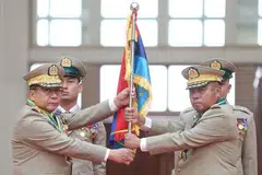 Gambar edaran yang dirakam dan dikeluarkan pada 30 Mac 2026 oleh Pasukan Maklumat Tentera Myanmar ini menunjukkan ketua tentera yang bakal berundur, Min Aung Hlaing (kiri), bersama penggantinya Ye Win Oo (kanan) ketika majlis penyerahan tugas di Naypyidaw.