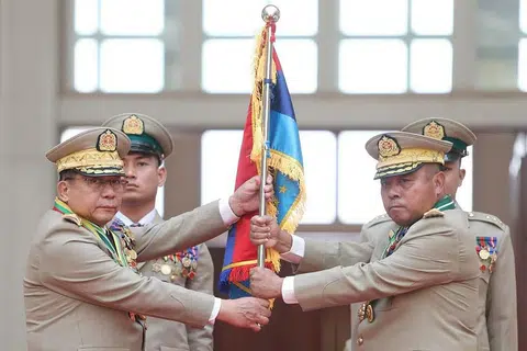 Gambar edaran yang dirakam dan dikeluarkan pada 30 Mac 2026 oleh Pasukan Maklumat Tentera Myanmar ini menunjukkan ketua tentera yang bakal berundur, Min Aung Hlaing (kiri), bersama penggantinya Ye Win Oo (kanan) ketika majlis penyerahan tugas di Naypyidaw.