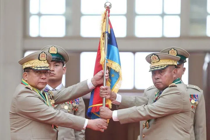 Gambar edaran yang dirakam dan dikeluarkan pada 30 Mac 2026 oleh Pasukan Maklumat Tentera Myanmar ini menunjukkan ketua tentera yang bakal berundur, Min Aung Hlaing (kiri), bersama penggantinya Ye Win Oo (kanan) ketika majlis penyerahan tugas di Naypyidaw.