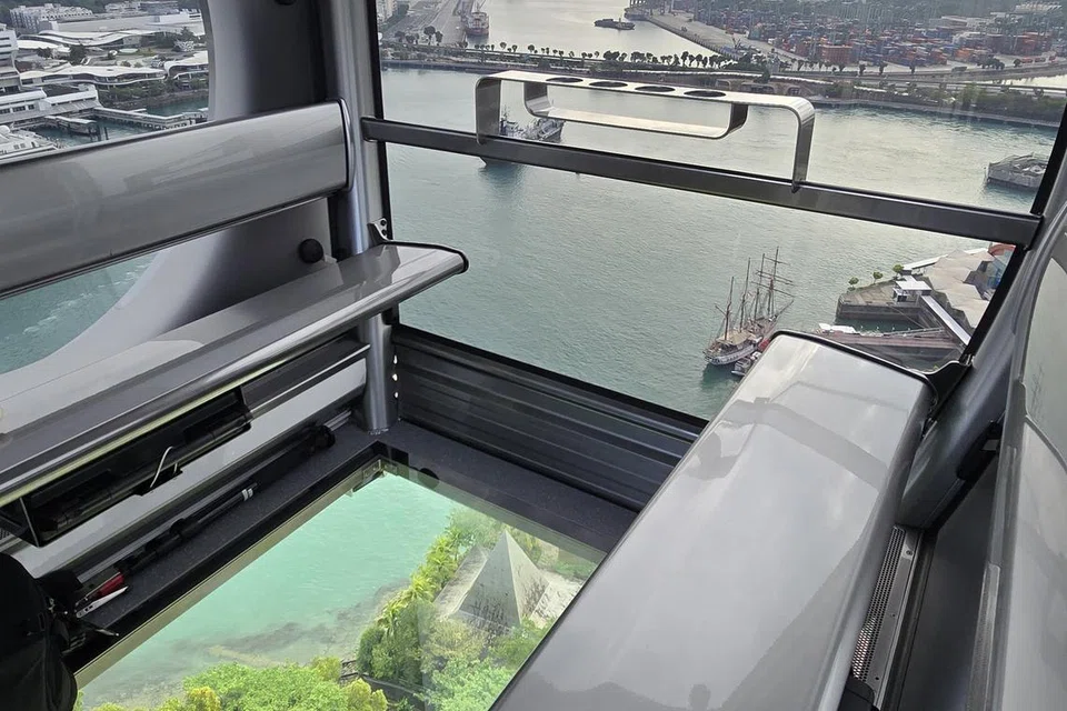 Antara ciri kereta kabel SkyOrb adalah penumpang dapat menikmati pemandangan panoramik menerusi lantai kaca.