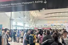 Warga asing di Kompleks Kastam, Imigresen dan Kuarantin (CIQ) Bangunan Sultan Iskandar (BSI) terpaksa menunggu hingga dua jam untuk melepasi imigresen.