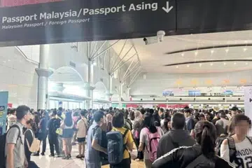 Warga asing di Kompleks Kastam, Imigresen dan Kuarantin (CIQ) Bangunan Sultan Iskandar (BSI) terpaksa menunggu hingga dua jam untuk melepasi imigresen.